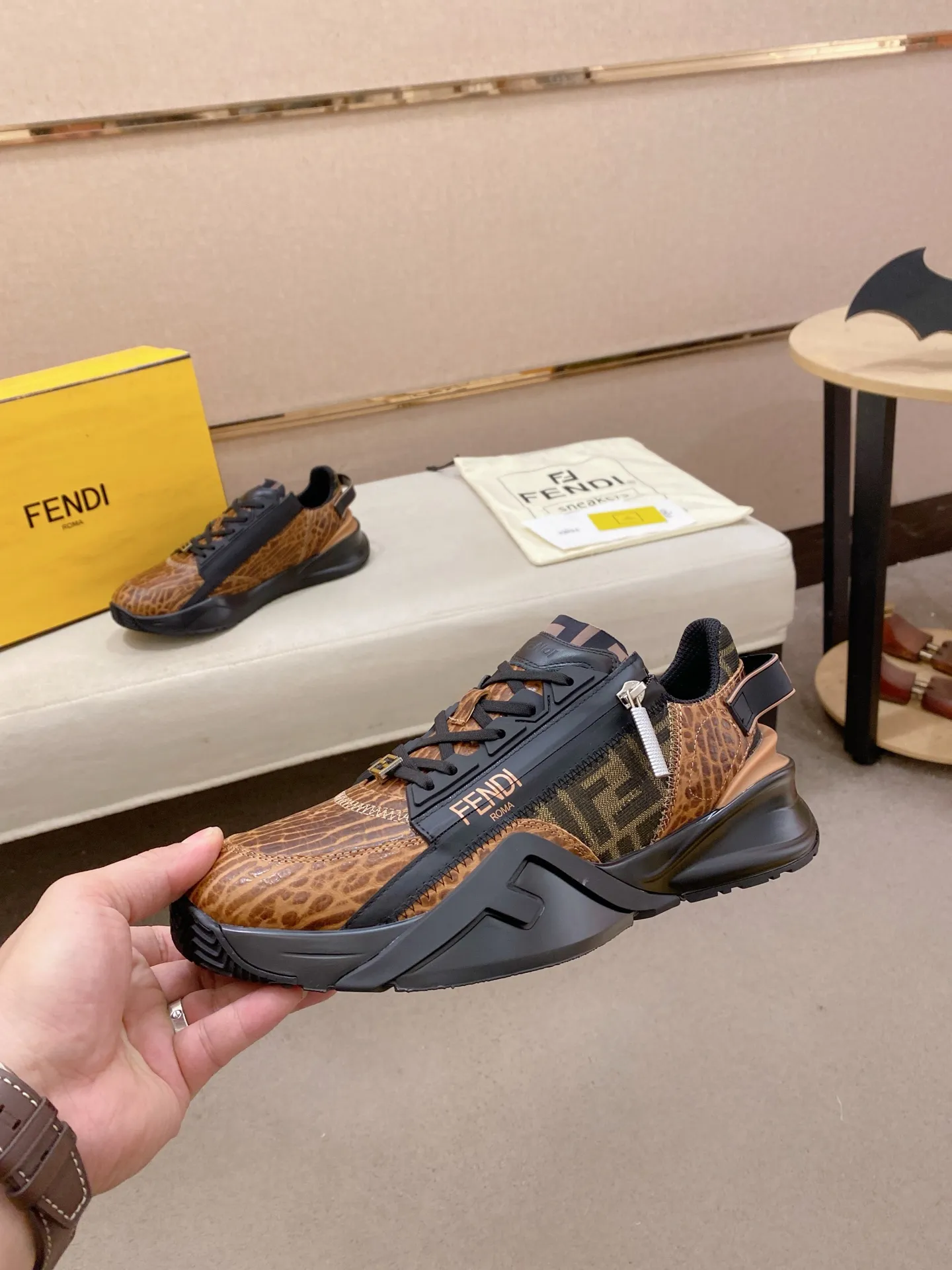 Factory price: 620💰(high version) [Fendi] Fendi’s latest casual shoes for men! Available at counters simultaneously! A one-to-one replica of the original. Made entirely of imported top-grain calfskin, the interior is made of top-grain water-dyed cowhide, and the original factory-supplied rubber outsole. Leading new fashion concepts. Matching code: 38-44 can be customized, 45 is not returnable!